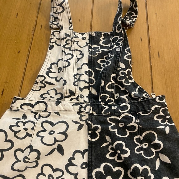 Forever21 Women’s Overalls Black White Flowers Festival S-M - Picture 8 of 13